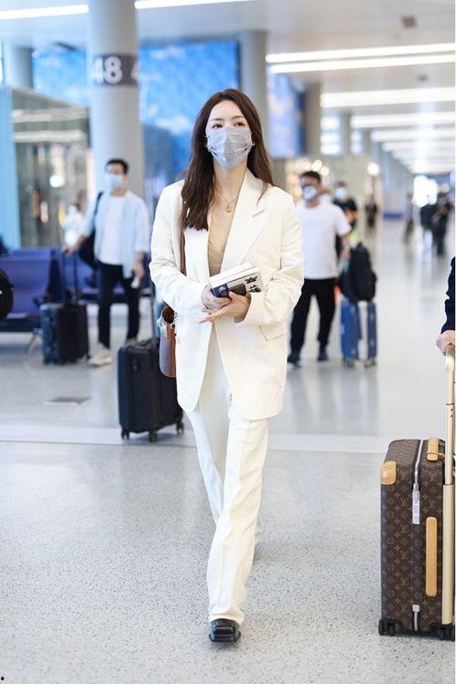 穿白色西服的女主播,白色西服演绎职场魅力